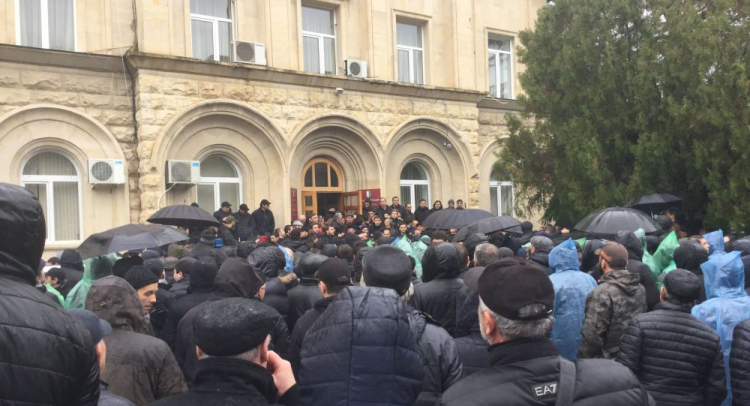 В Абхазии протестующие штурмуют "администрацию президента"