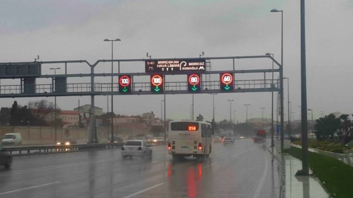 На автомагистралях Баку снижена скорость движения
