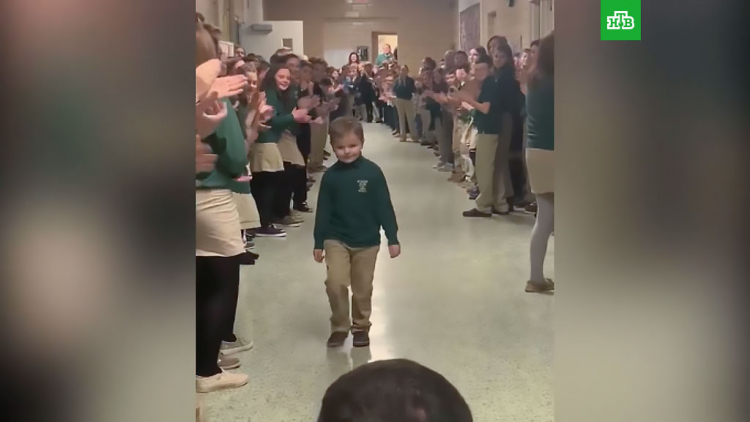 Мир растроган кадрами этого видео: победившего рак мальчика встречают аплодисментами - ВИДЕО