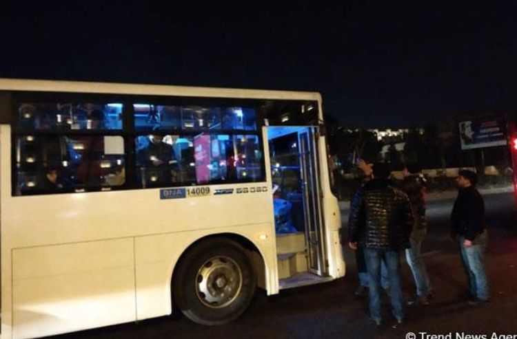 В Баку пассажир автобуса упал и разбил себе голову