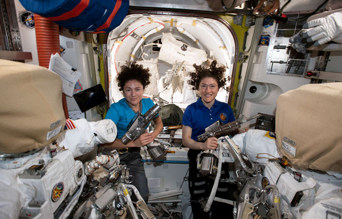 Дуэт женщин-астронавтов вышел в открытый космос с борта МКС
