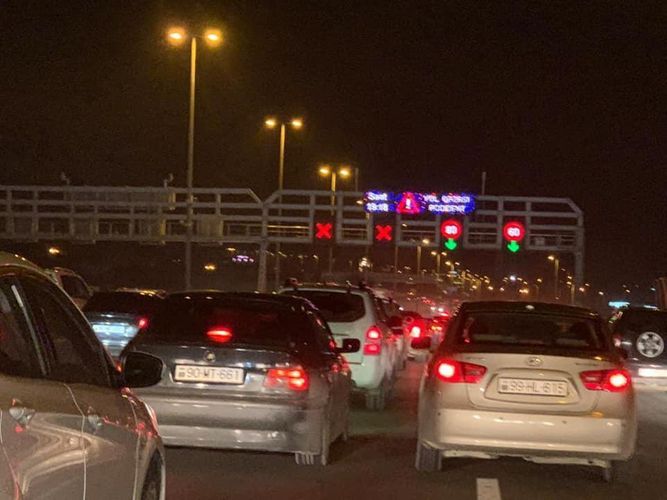 На трассе в бакинский аэропорт возник затор