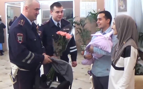 Московские полицейские спасли роженицу-мусульманку - ВИДЕО