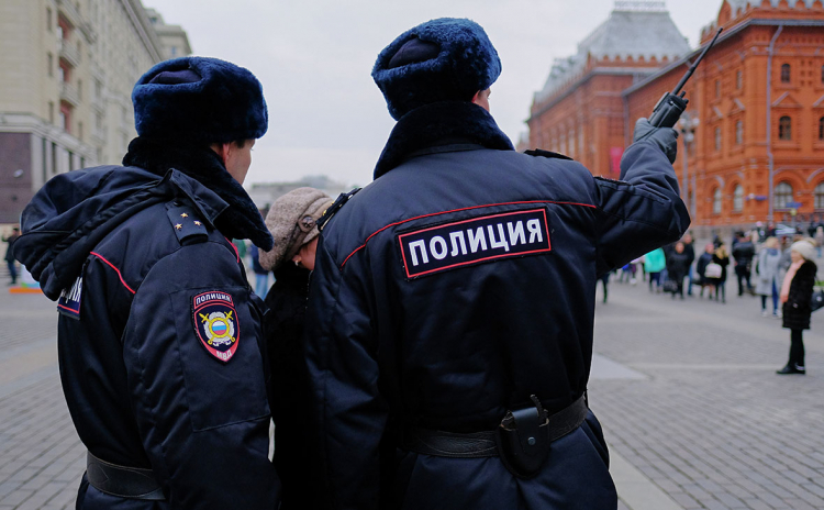 Челябинец с автоматом гонялся по улице за мужчиной - ВИДЕО