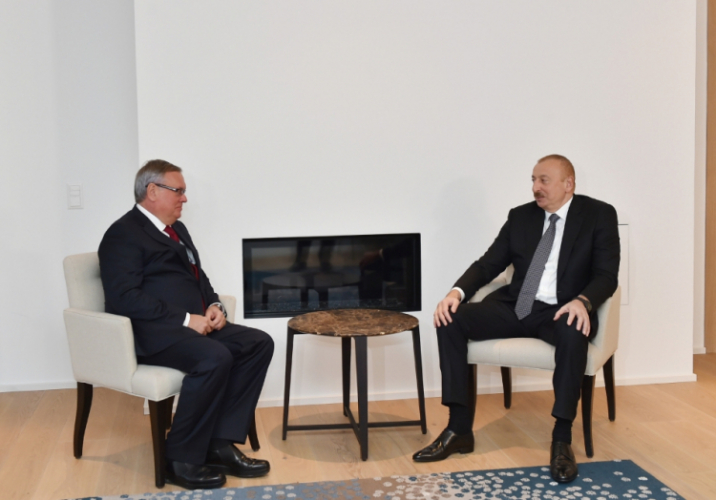 Президент Ильхам Алиев встретился в Давосе с главой правления банка ВТБ 