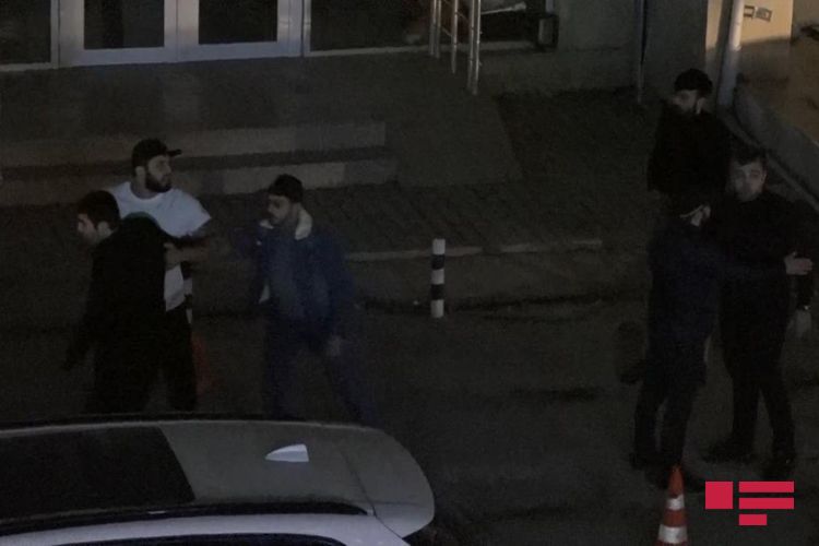 В Баку посетитель ресторана набросился с ножом на гостей - ФОТО