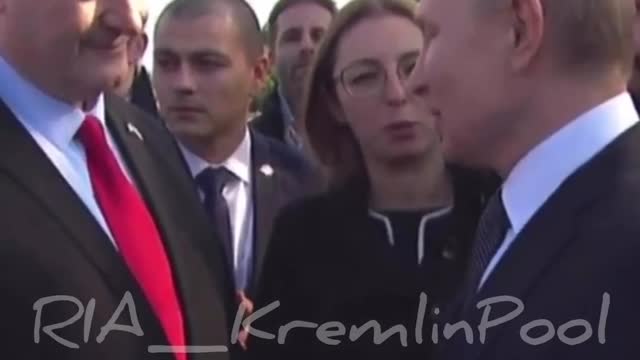 Путин прошел мимо вице-президента США и пожал руку Макрону - ВИДЕО