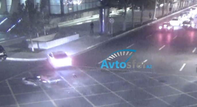 В Баку такси врезалось в мотоцикл - ВИДЕО
