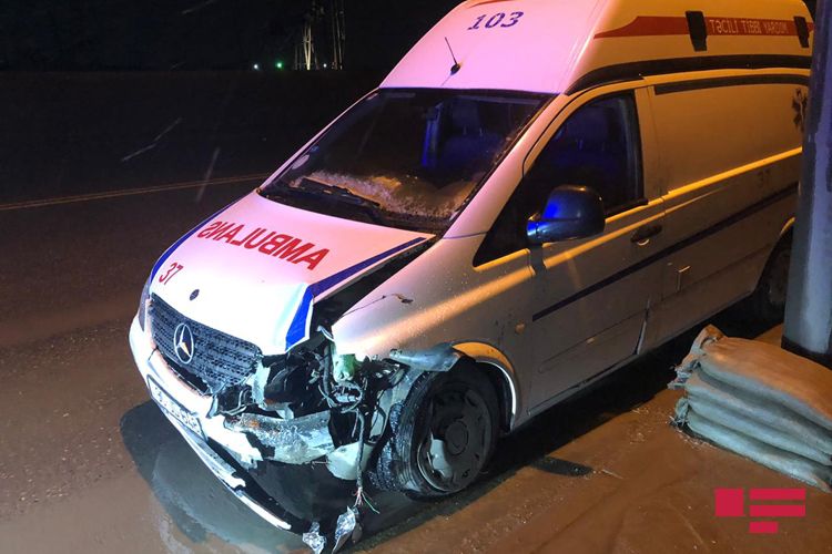 В Баку карета скорой помощи попала в ДТП, пострадали врачи  - ФОТО