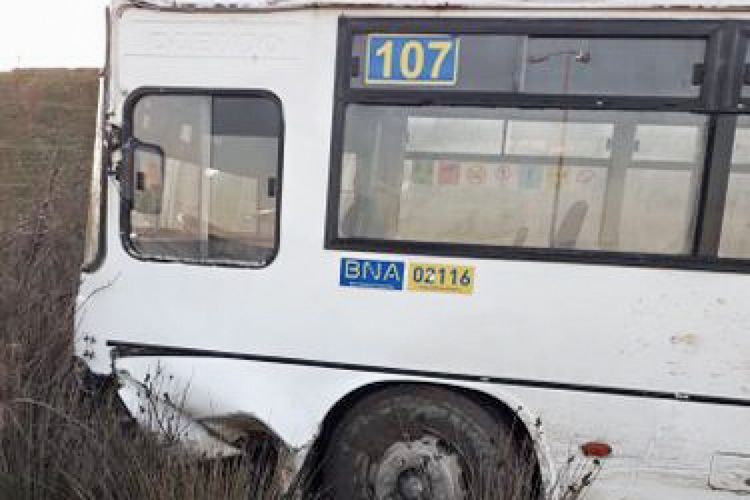 В Баку столкнулись легковой автомобиль и маршрутный автобус, пострадали 6 человек