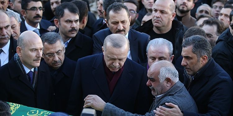 Эрдоган принял участие в похоронах погибших в результате землетрясения матери и сына