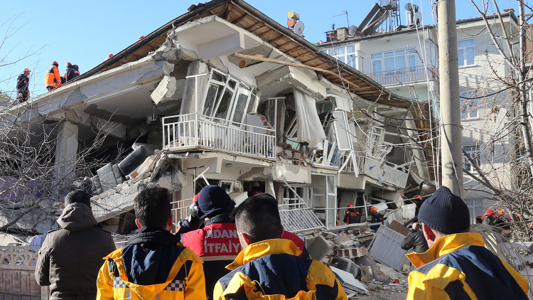 Число жертв землетрясения в Турции продолжает расти

