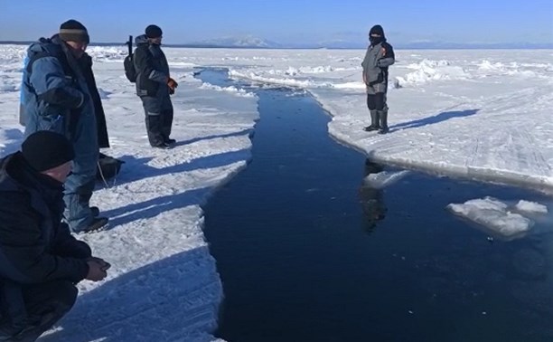 В РФ около 600 рыбаков оказались отрезаны от берега на льдине