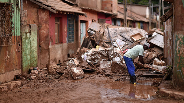 Число жертв наводнений и оползней в Бразилии возросло до 64
