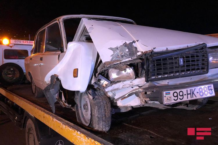 В Баку ВАЗ-2107 врезался в фонарный столб  - ФОТО