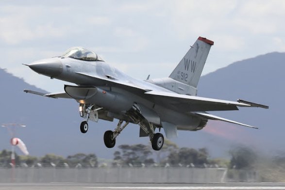 Истребитель F-16 ВВС США разбился на авиабазе, пилот погиб
