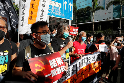 Китай предложил США «попробовать» ввести санкции против Гонконга
