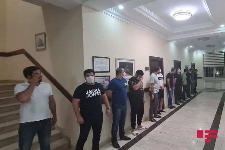 В Баку выявлено работающее в карантин кафе, задержаны 27 человек - ФОТО