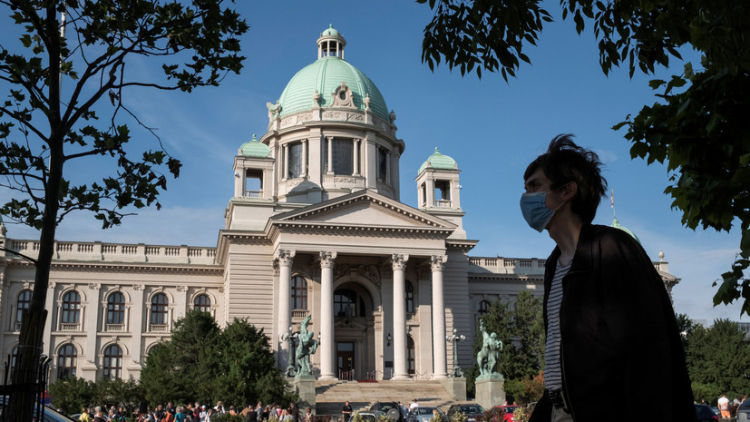 В Сербии вводят штрафы за отсутствие масок