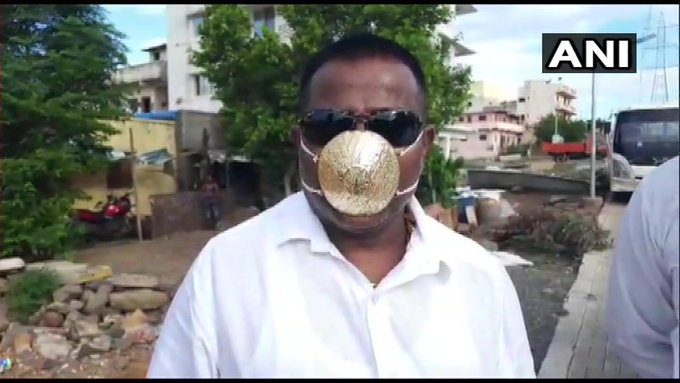 Индиец носит защитную маску из золота за четыре тысячи долларов
