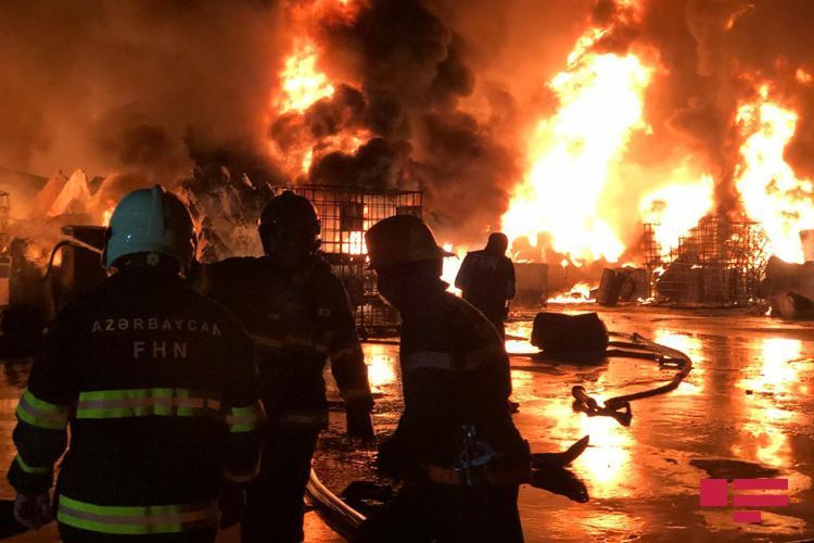 Во время пожара на заводе Sobsan пострадали 5 сотрудников МЧС
