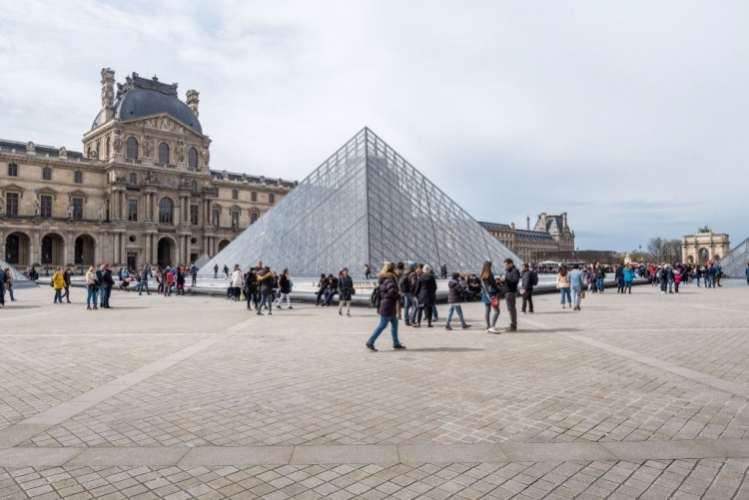 Лувр вновь открылся для посетителей после карантина
