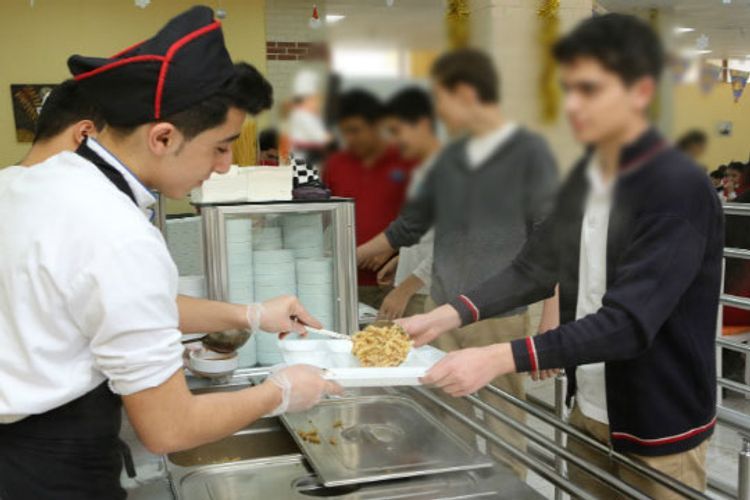 В Азербайджане услуги раздающих еду в столовых вузов в период пандемии не предусмотрены
