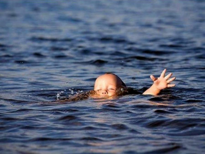 В Хачмазе в бассейне утонула 2-летняя дочь чиновника
