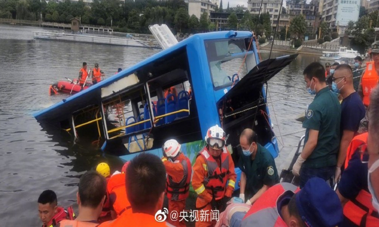 В Китае 21 школьник погиб при падении автобуса в водоем - ОБНОВЛЕНО - ФОТО