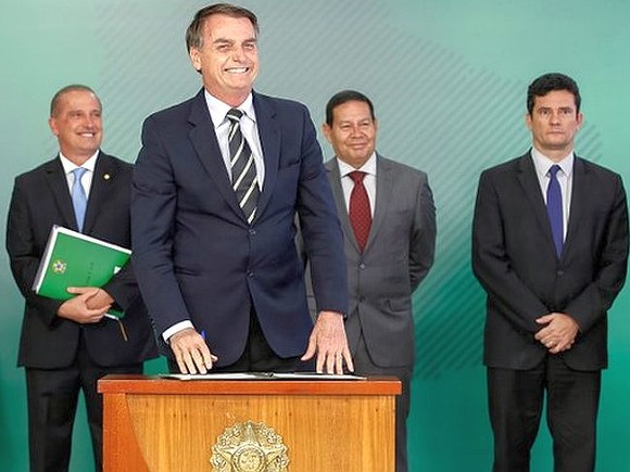 Президент Бразилии нашел у себя симптомы коронавируса
