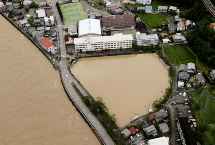 В Японии продолжают находить трупы после оползня и наводнения - уже 58 жертв - ВИДЕО