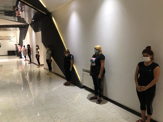 В Баку выявлено тайно работавшее кафе, задержаны 8 женщин