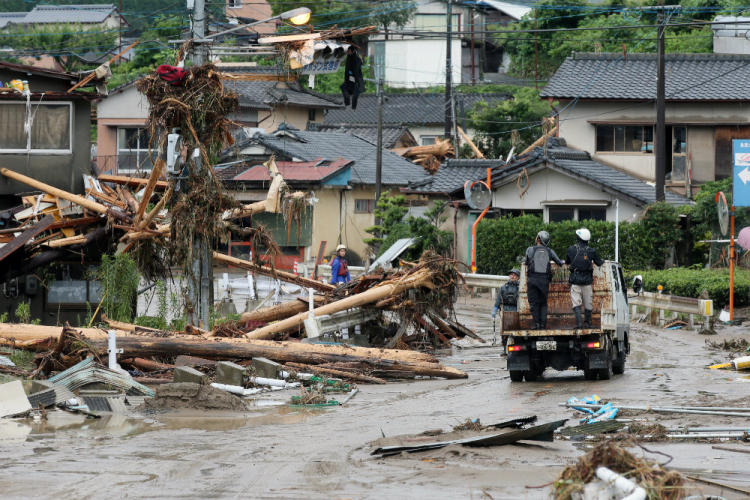 Число жертв наводнений в Японии достигло 60