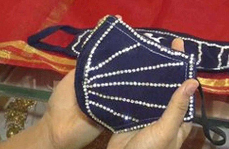 В Индии начали продавать защитные маски с бриллиантами - ФОТО
