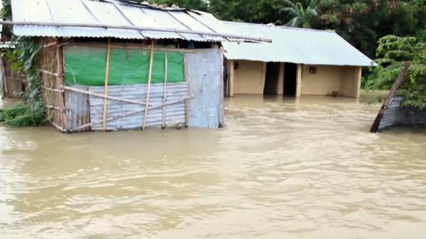 Число жертв наводнений и оползней в Непале достигло 40
