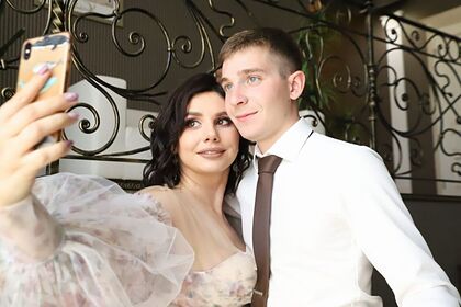 Популярная блогерша вышла замуж за 20-летнего пасынка - ФОТО