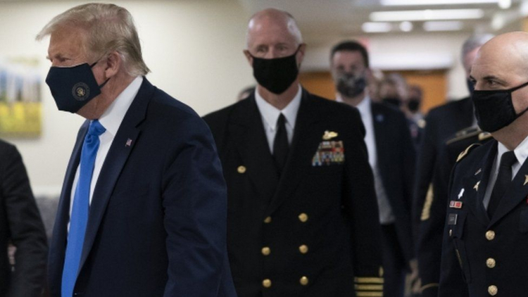 Трамп впервые за время пандемии коронавируса появился в маске