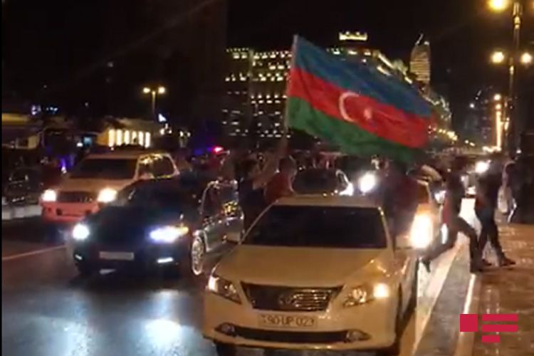 В Азербайджане проходят шествия в поддержку армии - ФОТО