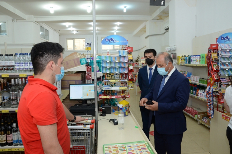 В двух бакинских супермаркетах был нарушен карантинный режим - ФОТО