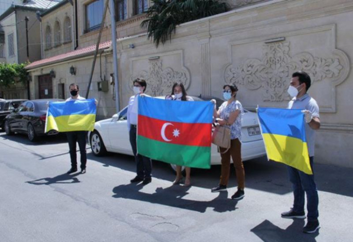 Перед посольством Украины в Баку состоялась акция в знак благодарности - ФОТО