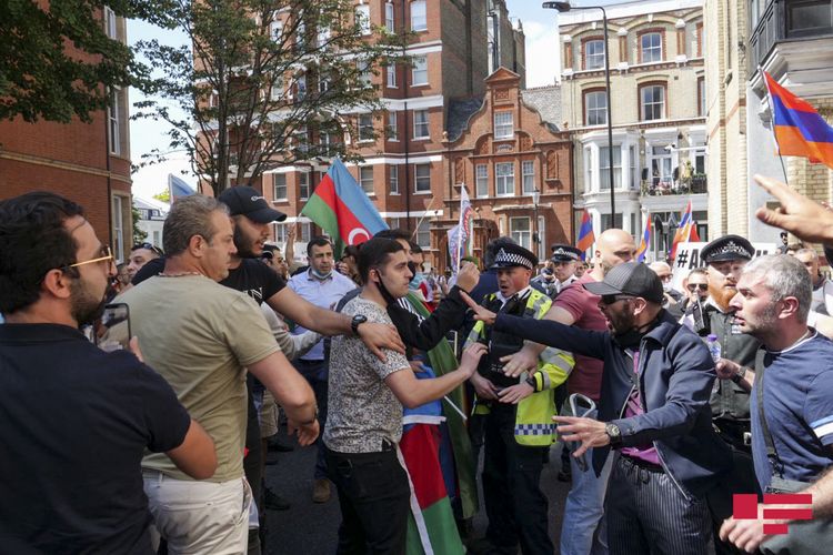 Армяне пошли на провокацию во время митинга азербайджанцев в Лондоне, есть пострадавший - ФОТО - ВИДЕО