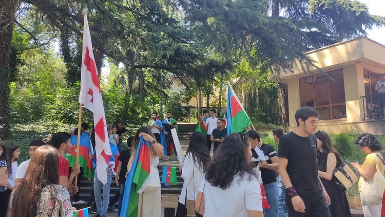 Перед посольством Азербайджана в Грузии проходит акция в поддержку армии
