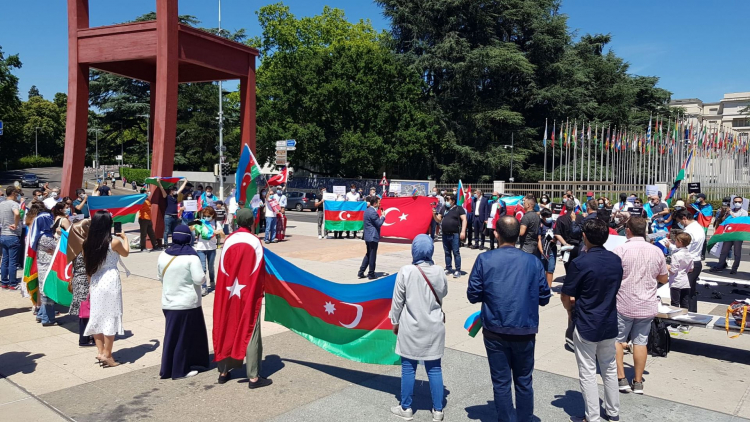 Азербайджанцы провели акцию протеста перед штабом ООН - ФОТО