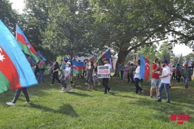 Перед посольством Армении в Париже прошла акция протеста
