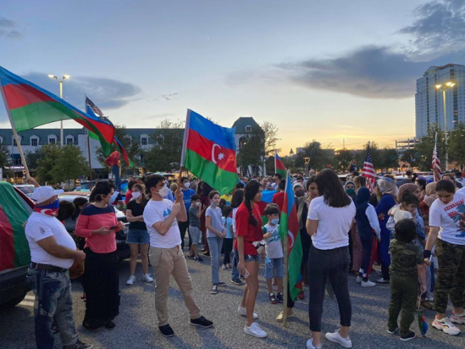 Азербайджанцы провели в Техасе акцию протеста против фашистских действий армян - ФОТО