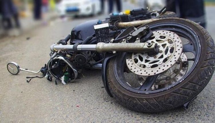 В Баку мотоцикл врезался в автобус, погиб один человек