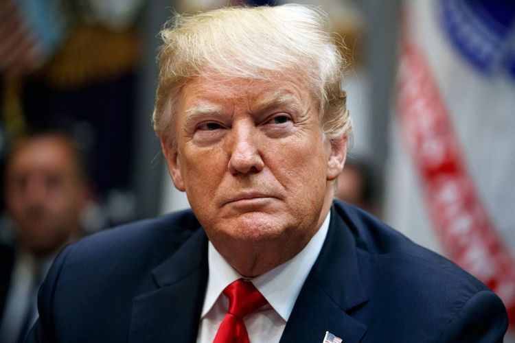 Трамп в течение суток примет решение по обязательному ношению масок в госучреждениях