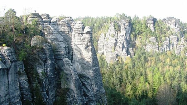 В швейцарских горах разбился самолет