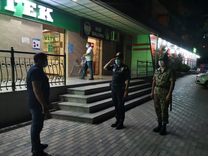 Полиция  продолжает в Баку усиленные меры в связи с правилами жесткого карантина - ФОТО