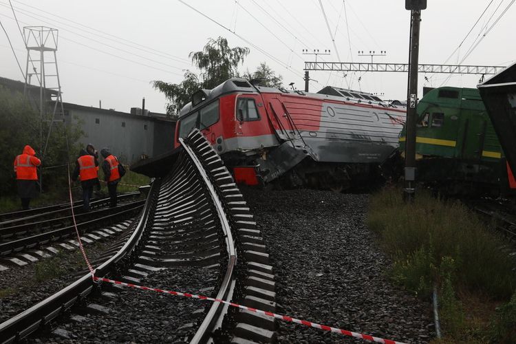 В России столкнулись 3 поезда, есть пострадавшие - ФОТО - ВИДЕО